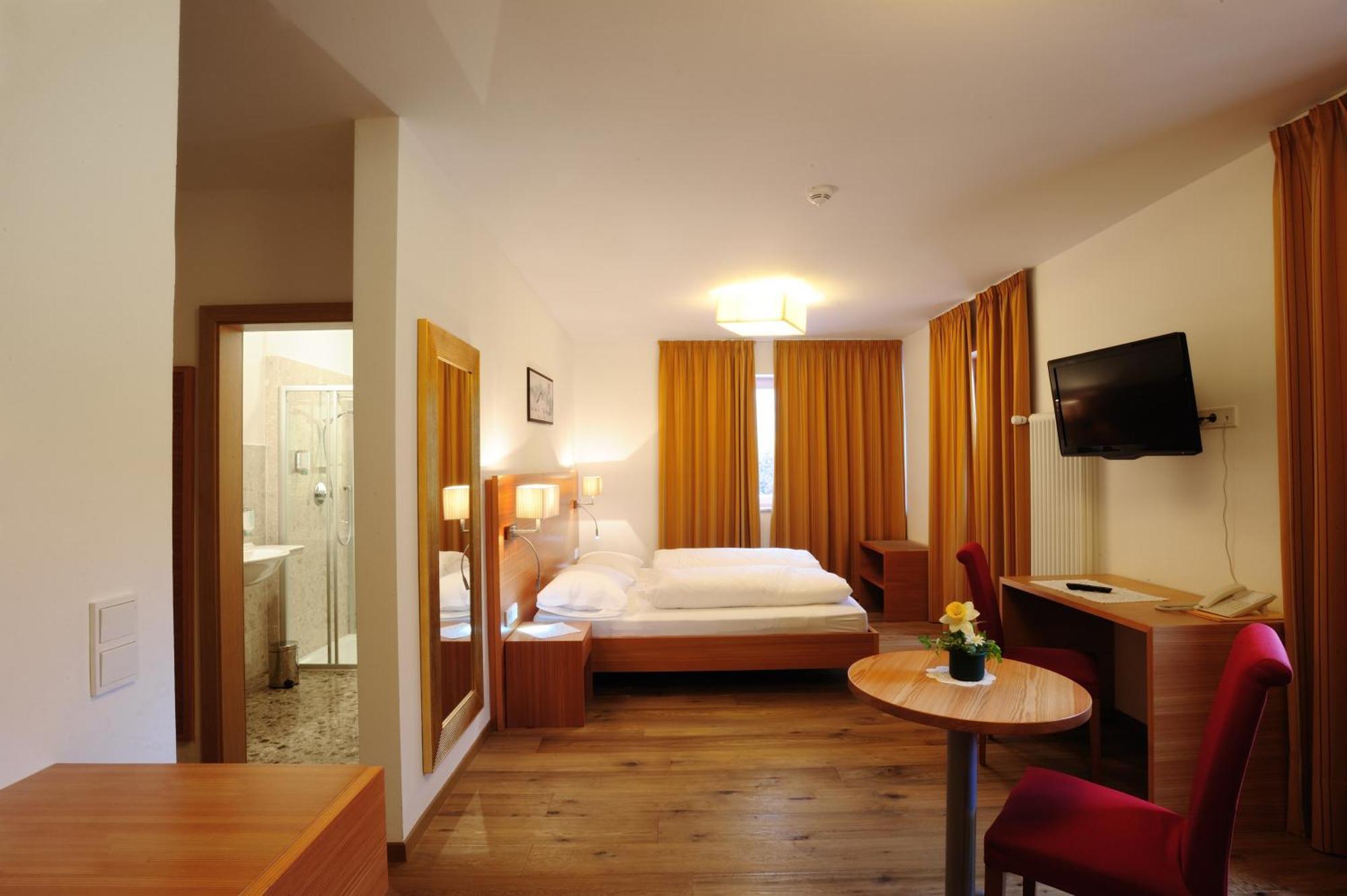 Hotel Teutschhaus Cortina Sulla Strada del Vino Ngoại thất bức ảnh