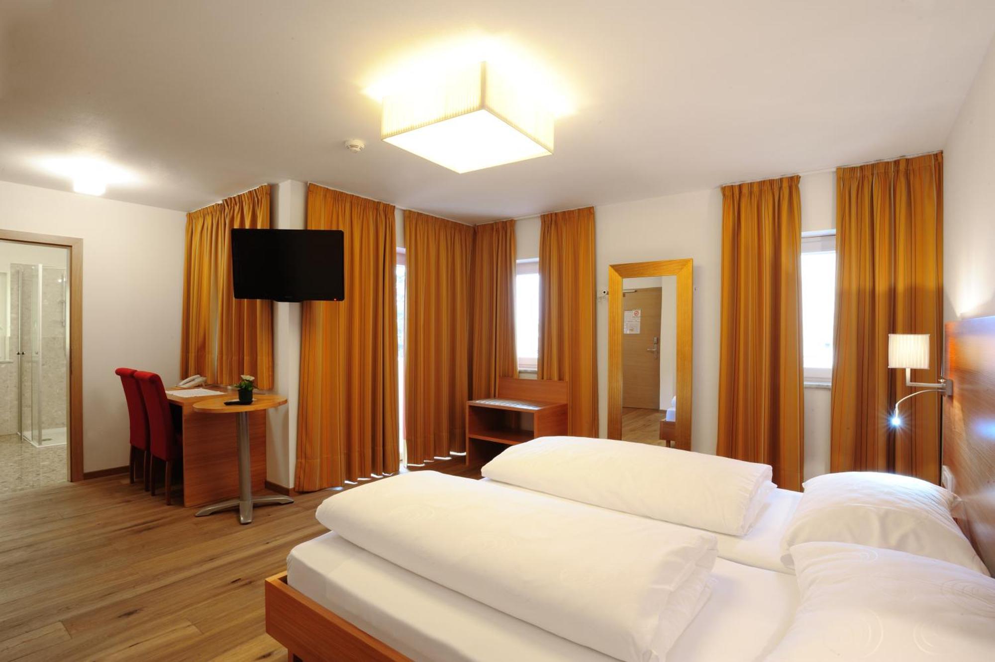 Hotel Teutschhaus Cortina Sulla Strada del Vino Ngoại thất bức ảnh